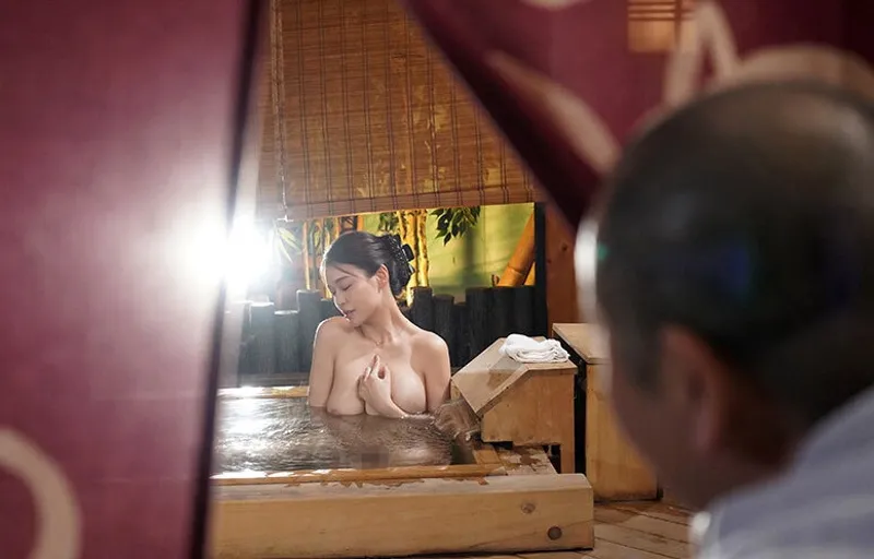 Vợ sắp cưới của con trai bị bố người chồng nhìn trộm khi đang tắm rồi trả bài đến mang thai
